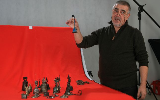 Ovidiu Oana-Pârâu este poet, dar și un pasionat colecționar de clopote